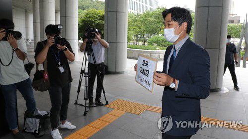 법세련, 조국 고발   (서울=연합뉴스) 한상균 기자 = 법치주의 바로 세우기 행동연대(법세련) 이종배 대표가 31일 오전 서초동 대검찰청에서 '조국 전 장관 고발' 기자회견을 하고 있다. 2020.8.31 xyz@yna.co.kr