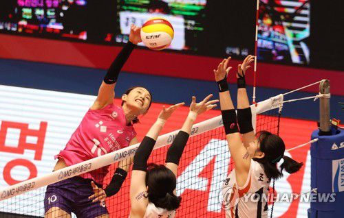 김연경, 오늘도 강스파이크(제천=연합뉴스) 이진욱 기자 = 31일 오후 충북 제천시 제천체육관에서 열린 2020 제천·MG새마을금고컵 프로배구 대회 여자부 경기. 흥국생명 김연경이 IBK 기업은행을 맞아 스파이크를 날리고 있다. 2020.8.31 cityboy@yna.co.kr