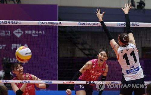 여제의 포효(제천=연합뉴스) 이진욱 기자 = 31일 오후 충북 제천시 제천체육관에서 열린 2020 제천·MG새마을금고컵 프로배구 대회 여자부 경기. 흥국생명 김연경(가운데)이 IBK 기업은행을 맞아 스파이크를 날리고 있다. cityboy@yna.co.kr