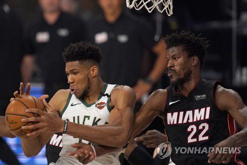 리바운드를 다투는 밀워키 아데토쿤보(왼쪽)와 마이애미 버틀러.[AP=연합뉴스]