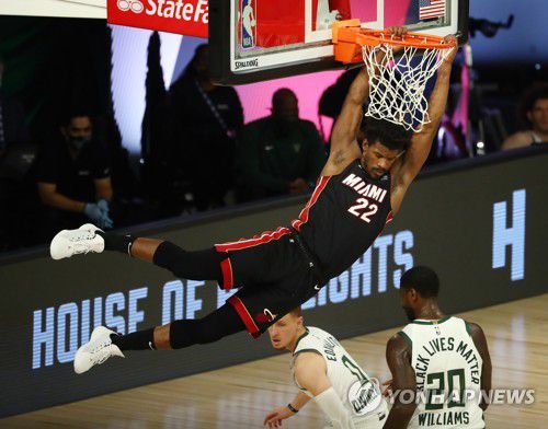 호쾌한 덩크를 꽂은 마이애미의 지미 버틀러.[USA투데이 스포츠=연합뉴스]