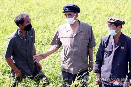 북한 박봉주 부위원장, 황해남도 태풍피해지역 재방문(평양 조선중앙통신=연합뉴스) 북한 박봉주 당 정치국 상무위원 겸 국무위원회 부위원장이 태풍 피해 '바비'로 피해를 본 황해남도 장연군 협동농장을 찾아 복구사업 방향을 지도했다고  조선중앙통신이 1일 보도했다. 
    박 부위원장은 앞서 지난달 30일에도 황남 옹진군 협동농장을 돌고 농업과학자와 생산량 확대 방안을 논의하기도 했다. 2020.9.1 
    [국내에서만 사용 가능. 재배포 금지. For Use Only in the Republic of Korea. No Redistribution] photo@yna.co.kr