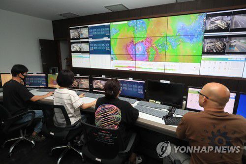 태풍 '마이삭' 제주 접근중(서귀포=연합뉴스) 박지호 기자 = 제9호 태풍 '마이삭'이 매우 강한 태풍으로 발달해 제주도 남쪽 해상을 향해 접근 중인 가운데 1일 오전 서귀포시 토평동 동서교통 통합관제실에서 관계자들이 태풍의 예상 진로를 살펴보고 있다. 2020.9.1 jihopark@yna.co.kr