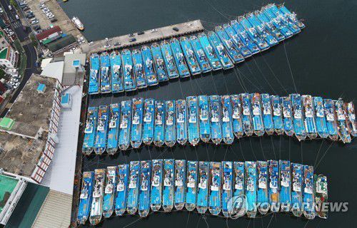 제9호 태풍 '마이삭' 제주 향해 북상(서귀포=연합뉴스) 박지호 기자 = 제9호 태풍 '마이삭'이 매우 강한 태풍으로 발달해 제주도 남쪽 해상을 향해 접근 중인 가운데 1일 오전 서귀포항에 어선들이 대피하는 등 긴장감이 높아지고 있다. 2020.9.1 jihopark@yna.co.kr