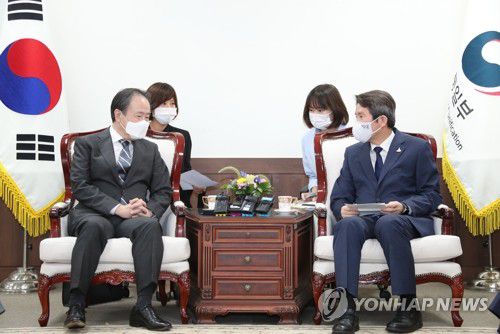 주한 일본대사와 대화하는 이인영 장관(서울=연합뉴스) 김승두 기자 = 이인영 통일부 장관(오른쪽)이 1일 오후 정부서울청사 내 장관실에서 도미타 고지(富田浩司) 주한 일본 대사를 만나 대화하고 있다.  kimsdoo@yna.co.kr