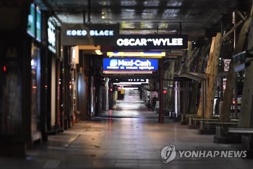 코로나19로 지난달 8일 야간 통행금지령이 내려진 호주 멜버른 거리[EPA=연합뉴스 자료사진]