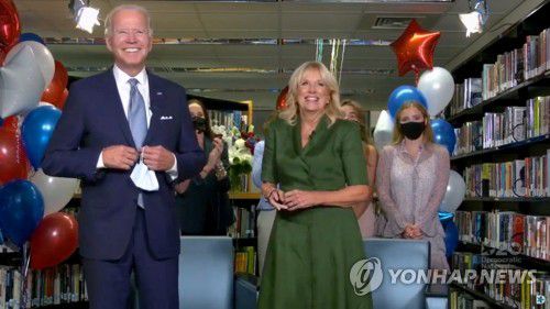 미국 민주당 대선후보 공식지명 자축하는 바이든 부부(밀워키 로이터=연합뉴스) 조 바이든 전 미국 부통령(왼쪽)이 18일(현지시간) 민주당 대선 후보로 공식 지명된 뒤 부인 질 바이든 여사와 함께 자축하고 있다. 바이든 전 부통령은 이날 위스콘신주 밀워키에서 화상으로 진행된 민주당 전당대회 이틀째 본행사에서 대의원 공개투표인 '롤 콜'(Roll Call·호명) 투표를 통해 후보 지명 기준인 대의원 과반을 확보, 당의 대선 후보로 공식 선출됐다. [민주당 전당대회 제공] sungok@yna.co.kr