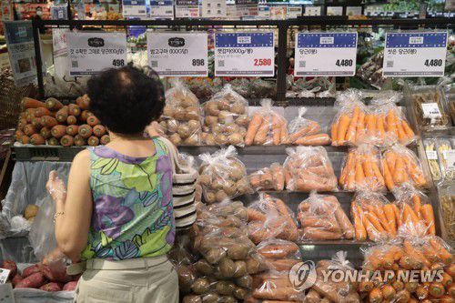 코로나·장마에 채소 등 식품가격 급등(서울=연합뉴스) 진연수 기자 = 신종 코로나바이러스 감염증(코로나19)에 따른 집밥 소비 증가와 장마·집중호우 영향으로 농·축·수산물 가격이 3년 만에 가장 많이 올랐다. 2일 통계청의 소비자물가 동향에 따르면, 8월 소비자 물가지수는 105.50(2015=100)으로 지난해 같은 달보다 0.7% 올랐다. 이는 지난 3월(1.0%) 이후 5개월 만에 가장 큰 상승폭이다. 주요 상품 물가를 보면 농·축·수산물이 지난해보다 10.6% 올랐는데 특히 채소류 상승률이 28.5%로 가장 많이 올랐다. 축산물과 수산물은 각각 10.2%, 6.4% 상승했다. 사진은 이날 서울 시내 한 대형마트 채소 판매대.  jin90@yna.co.kr