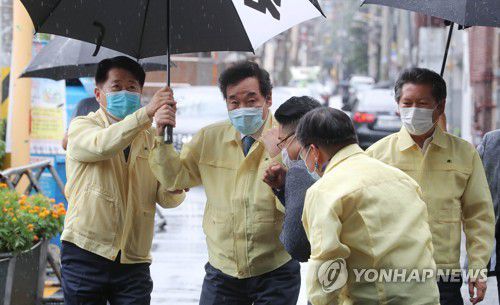 재래시장 찾은 이낙연(서울=연합뉴스) 이정훈 기자 = 더불어민주당 이낙연 대표가 2일 오후 마포구 망원시장을 방문하고 있다.  2020.9.2 uwg806@yna.co.kr