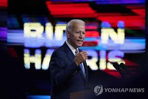 코로나19 속 등교 재개에 대해 언급하는 바이든

    (윌밍턴 AP=연합뉴스) 미국 민주당 대통령 후보인 조 바이든 전 부통령이 2일(현지시간) 델라웨어주 윌밍턴에서 신종 코로나바이러스 감염증(코로나19) 사태 속의 등교 재개 문제에 대해 연설하고 있다.
    sungok@yna.co.kr