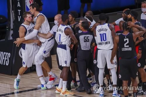 모리스의 거친 반칙에 흥분한 돈치치(맨 왼쪽).[EPA=연합뉴스]