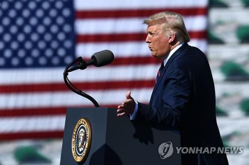 '바이든 고향' 펜실베이니아서 맞불 유세 나선 트럼프

    (올드포지 AFP=연합뉴스) 도널드 트럼프 미국 대통령이 20일(현지시간) 펜실베이니아주 올드포지의 '마리오티 건축 자재' 건물 밖에서 연설하고 있다. 트럼프 대통령은 민주당 전당대회의 피날레인 조 바이든 전 부통령의 대선후보 수락연설을 몇시간 앞두고 바이든 전 부통령의 고향인 펜실베이니아주를 방문해 맞불 유세에 나섰다.
    leekm@yna.co.kr