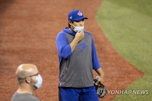 토론토 홈구장에서 마스크 쓰고 훈련하는 류현진[AP=연합뉴스 자료사진]