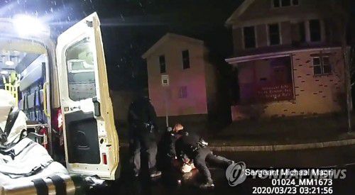 대니얼 프루드의 유족이 공개한 보디캠 영상. 응급구조대가 심폐소생술을 하는 모습이 담겼다.[AP=연합뉴스]