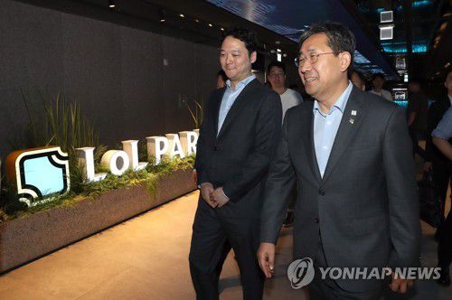 롤파크 찾은 박양우 장관(서울=연합뉴스) 박양우 문화체육관광부 장관이 지난해 6월 5일 e스포츠 '2019 리그 오브 레전드 챔피언스 코리아 서머(LCK)' 개막전이 열린 서울 종로구 롤파크를 방문해 시설을 둘러보고 있다. 2019.6.5 [문화체육관광부 제공. 재판매 및 DB 금지] photo@yna.co.kr