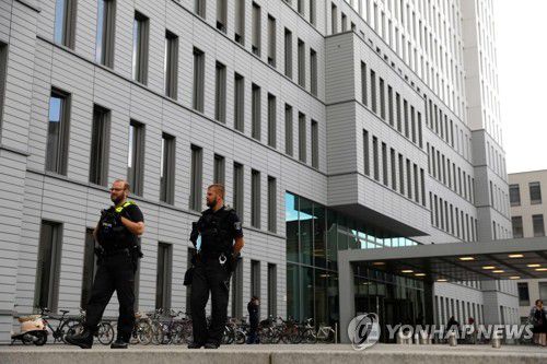 나발니 입원 중인 샤리테 병원 앞 지키는 독일 경찰(베를린 AFP=연합뉴스) 러시아 야권운동가 알렉세이 나발니가 입원 중인 독일 베를린의 샤리테 병원 앞을 지난 24일(현지시간) 경찰이 지키고 있다. 이날 샤리테 병원은 러시아에서 혼수상태에 빠진 뒤 독일로 이송돼 치료를 받고 있는 나발니의 체내에서 독성물질이 발견됐다고 밝혔다. leekm@yna.co.kr