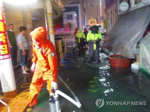 여수 수산시장 침수(여수=연합뉴스) 2일 오후 전남 여수시 교동 수산시장에서 역류로 인한 침수피해가 발생, 소방대원들이 배수 지원을 하고 있다. 2020.9.2 [전남소방본부 제공. 재판매 및 DB 금지] pch80@yna.co.kr