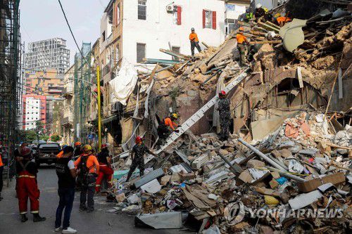 건물 잔해를 수색하고 있는 대원들[AFP=연합뉴스]