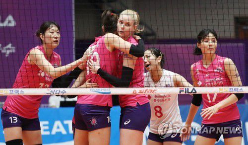 김연경 '괜찮아'(제천=연합뉴스) 김주형 기자 =  4일 오후 충북 제천시 제천체육관에서 열린 2020 제천·MG 새마을금고컵 프로배구 대회 여자부 준결승 흥국생명과 현대건설 경기에서 흥국생명 선수들이 서로를 다독이고 있다. 2020.9.4 kjhpress@yna.co.kr