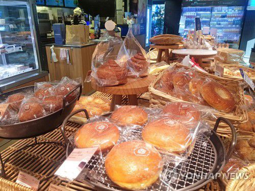 수도권 제과제빵-아이스크림-빙수점도 매장 취식금지(서울=연합뉴스) 류영석 기자 = 정부가 '사회적 거리두기 2.5단계'를 1주일 더 연장하며 수도권 프랜차이즈형 제과제빵점, 아이스크림·빙수점에 매장 취식을 금지하기로 결정한 4일 오후 서울 송파구의 한 프랜차이즈형 제과제빵점의 모습. 2020.9.4 ondol@yna.co.kr