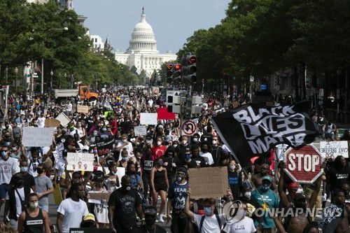 워싱턴DC 도심 행진하는 인종차별 항의 시위대(워싱턴 AP=연합뉴스) 미국의 민권운동 지도자 마틴 루서 킹 주니어 목사가 지난 1963년 워싱턴DC의 링컨 기념관 주변에서 행한 역사적 연설 57주년을 맞아 28일(현지시간) 인종차별 항의 시위대가 펜실베이니아 애비뉴를 따라 행진하고 있다. jsmoon@yna.co.kr