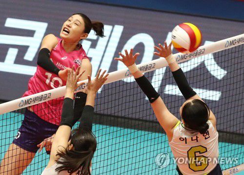 김연경 '막아봐' 지난 4일 오후 충북 제천시 제천체육관에서 열린 2020 제천·MG 새마을금고컵 프로배구 대회 여자부 준결승 흥국생명과 현대건설 경기에서 흥국생명 김연경이 강스파이크하고 있다. [연합뉴스 자료사진]