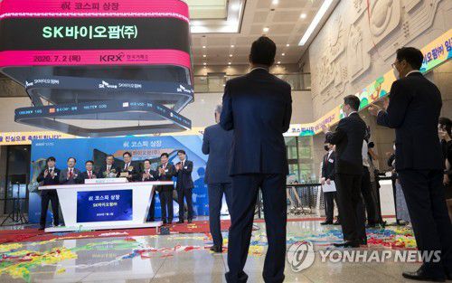 지난 7월 2일 오전 서울 한국거래소에서 열린 SK바이오팜 코스피 신규상장 기념식에서 조정우 SK바이오팜 대표를 비롯한 참석자들이 기념촬영을 하고 있다. [연합뉴스 자료사진]