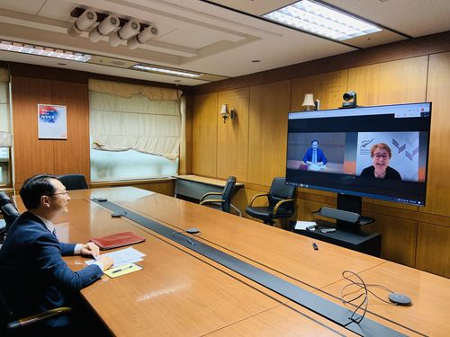 (서울=연합뉴스) 김건 외교부 차관보가 7일 동아시아정상회의(EAS)와 아세안지역안보포럼(ARF)에 참여할 예정인 뉴질랜드의 앨리슨 만 외교통상부 아세안 고위관리회의 대표와 화상협의를 하고 있다. 2020.9.7 [외교부 제공, 재판매 및 DB 금지]