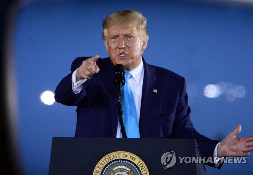 바이든 전 부통령과의 격차를 줄이기 위해 인종차별 반대시위 때 발생하는 폭력사태를 부각하며 법질서 확립을 주장하는 도널드 트럼프 미국 대통령[UPI=연합뉴스 자료사진]