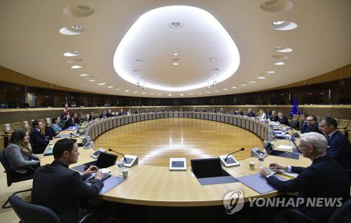 브렉시트 대면협상 재개한 영국과 EU(브뤼셀 AP=연합뉴스) 미셸 바르니에 유럽연합(EU) 브렉시트(영국의 EU탈퇴) 협상 수석대표와 영국의 데이비드 프로스트 영국 총리 유럽 보좌관이 29일(현지시간) 대표단을 이끌고 브뤼셀의 EU본부에서 미래관계 협상을 하고 있다. 양측은 신종 코로나바이러스 감염증(코로나19) 우려로 중단했던 대면협상을 이날 재개하고  7월 말까지 5주 동안 매주 추가 협상을 벌일 예정이다. jsmoon@yna.co.kr