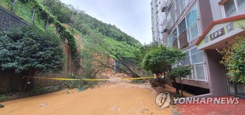 거제 문동동 아파트 절개지 붕괴(거제=연합뉴스) 제10호 태풍 '하이선' 영향으로 폭우가 쏟아지면서 7일 오전 경남 거제시 문동동 한 아파트 앞 절개지가 무너져 아파트 현관을 덮쳤다. 2020.9.7 [거제시 제공. 재판매 및 DB 금지] seaman@yna.co.kr