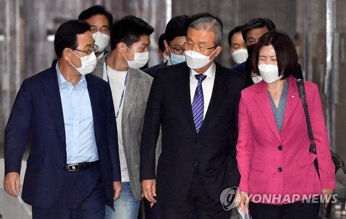 비상대책위원회의 참석하는 김종인과 주호영(서울=연합뉴스) 이정훈 기자 =  국민의힘 김종인 비상대책위원장과 주호영 원내대표가 7일 오전 서울 여의도 국회에서 열린 비상대책위원회의에 참석하고 있다. 2020.9.7 uwg806@yna.co.kr