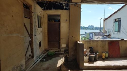 벽은 금 가고, 기둥은 기울어질 듯한 진안상가 2층 내부. [촬영 이해용]