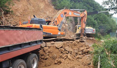 "반복되는 도로 피해 없앤다"…전남도, 재해개선 복구 추진(서울=연합뉴스) 전남도는 집중호우 등 자연재해로 도로시설 피해가 반복해서 발생한 곳에 대한 항구적인 개선 복구 사업을 추진한다고 17일 밝혔다.
    사진은 곡성 오산 도로 복구작업 모습. 2020.8.17 [전남도 제공. 재판매 및 DB 금지] photo@yna.co.kr