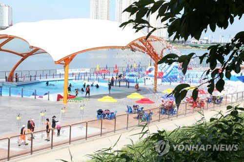 야외물놀이장에 나온 포항시민(포항=연합뉴스) 지난달 17일 포항시 남구 연일읍 형산강 둔치에 조성된 형산강야외물놀이장에서 시민이 물놀이를 즐기는 모습. [연합뉴스 자료사진]