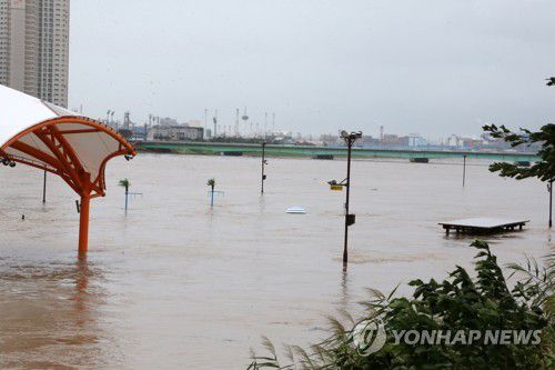 불어난 강물에 잠긴 야외물놀이장(포항=연합뉴스) 손대성 기자 = 제10호 태풍 '하이선'이 몰고 온 폭우로 인해 경북 포항시 남구 형산강 둔치에 조성된 포항시 야외물놀이장이 불어난 강물에 잠긴 모습. 2020.9.7 sds123@yna.co.kr