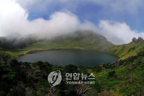 하늘에서 본 백록담 만수 모습[연합뉴스 자료사진]