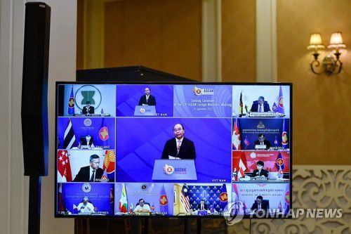 화상으로 열린 '아세안 외교장관회의'(하노이 AFP=연합뉴스) 베트남 하노이에서 9일 개막한 '제53차 아세안(ASEAN·동남아시아국가연합) 외교장관회의'가 TV 스크린에 비친 모습. 개막식에서 연설하는 응우옌 쑤언 푹(중앙) 베트남 총리 주변으로 아세안 회원국 외교장관들의 모습이 보인다. 이번 회의는 신종 코로나바이러스 감염증(코로나19) 예방을 위해 화상으로 진행된다. sungok@yna.co.kr