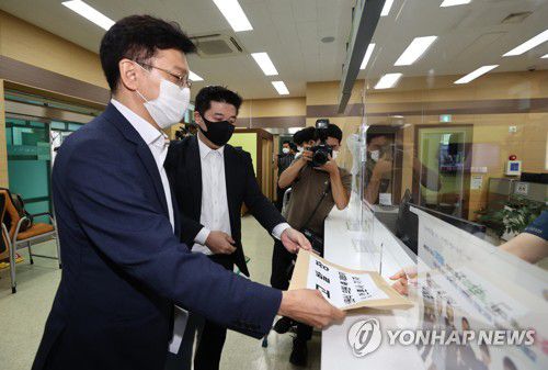 추미애 장관 아들, 부대 배치 관련 청탁 발언한 대령,방송사 고발(서울=연합뉴스) 류영석 기자 = 추미애 법무부 장관의 아들 서모 씨의 법률 대리인인 현근택 변호사가 9일 오후 서울 종로구 서울지방경찰청에서 서 씨의 부대 배치 관련 청탁이 있었다고 언급한 당시 주한미군 한국군지원단장과 해당 발언의 녹취 내용을 보도한 방송사 SBS에 대한 고발장을 제출하고 있다. ondol@yna.co.kr