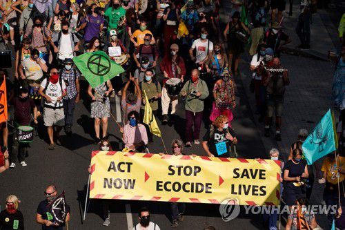 10일(현지시간) 기후변화 대응 촉구 시위 벌이고 있는 '멸종 저항' 활동가들의 모습[AFP=연합뉴스]
