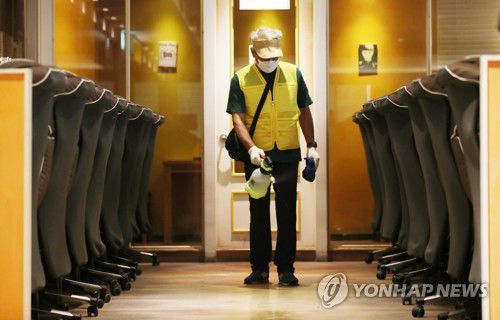 광주 PC방 방역하고 영업재개[연합뉴스 자료사진]