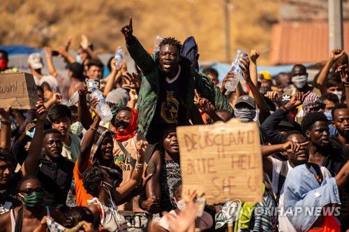 비인도적 생활 환경에 항의하는 모리아 캠프 체류자들. 2020.9.11. [AFP=연합뉴스]