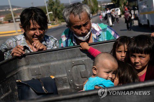 쓰레기통 안에 있는 모리아 난민캠프의 어린이들. 2020.9.11. [로이터=연합뉴스]