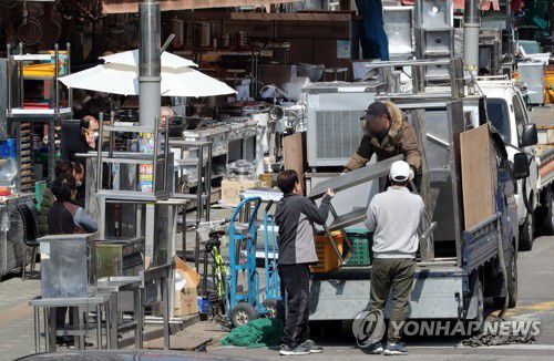 코로나19 못 견디고 폐업하는 식당 증가[연합뉴스 자료사진]