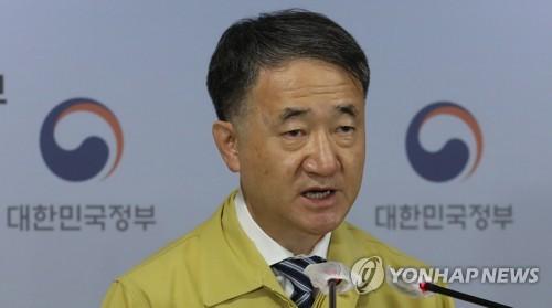 브리핑하는 복지부 장관(서울=연합뉴스) 한상균 기자 = 박능후 복지부 장관이 13일 오후 정부서울청사에서 중앙재난안전대책본부 정례 브리핑을 하고 있다. 정세균 총리는 이날 중대본 회의에서 "수도권 사회적 거리두기를 2주간 2단계로 조정한다"고 밝혔다. 2020.9.13 xyz@yna.co.kr