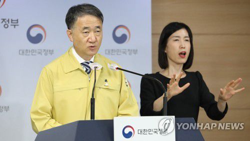 브리핑하는 복지부 장관(서울=연합뉴스) 한상균 기자 = 박능후 복지부 장관이 13일 오후 정부서울청사에서 중앙재난안전대책본부 정례 브리핑을 하고 있다. 정세균 총리는 이날 중대본 회의에서 "수도권 사회적 거리두기를 2주간 2단계로 조정한다"고 밝혔다. 2020.9.13 xyz@yna.co.kr