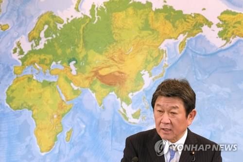 (도쿄 AFP=연합뉴스) 모테기 도시미쓰(茂木敏充) 일본 외무상이 11일 외무성 청사에서 기자회견을 열고 있다. jsmoon@yna.co.kr