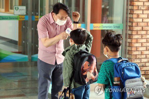 교실 들어가기 전 체온 확인부터(광주=연합뉴스) 정회성 기자 = 광주지역 각급 학교가 원격수업에서 부분 등교수업으로 전환한 14일 오전 광주 광산구 선암동 한 초등학교에서 교사가 학생의 체온을 확인하고 있다.  hs@yna.co.kr