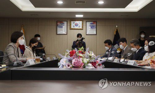 유은혜 부총리, 한국학원총연합회와 간담회(서울=연합뉴스) 이정훈 기자 = 유은혜 부총리 겸 교육부 장관이 14일 오전 서울 영등포구 여의도 교육시설재난공제회에서 열린 한국학원총연합회와의 간담회에서 발언하고 있다.  uwg806@yna.co.kr