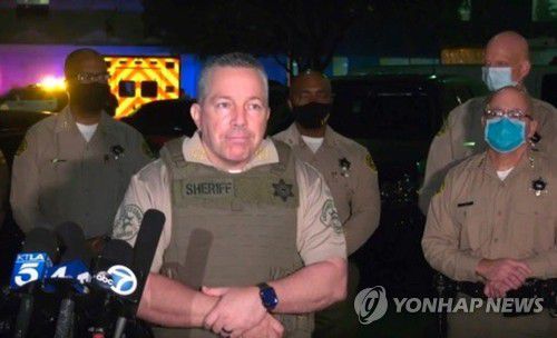 경찰 피격 사건을 브리핑하는 알렉스 비야누에바 보안관[AP=연합뉴스, LA카운티 보안관실 제공·재판매 및 DB 금지]